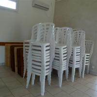 109 chaises, 4 bancs et 19 tables rectangulaires